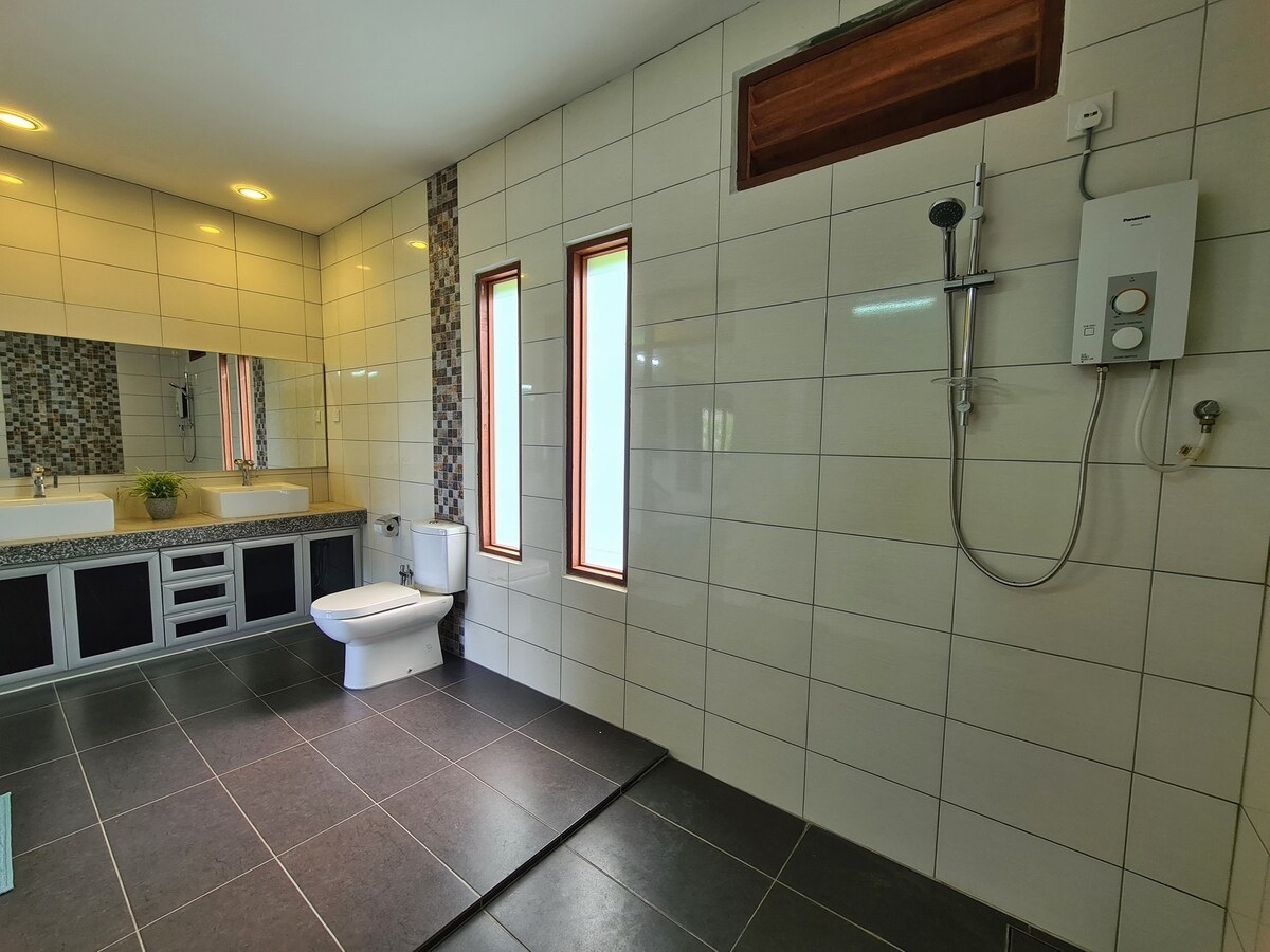 Raya bathroom